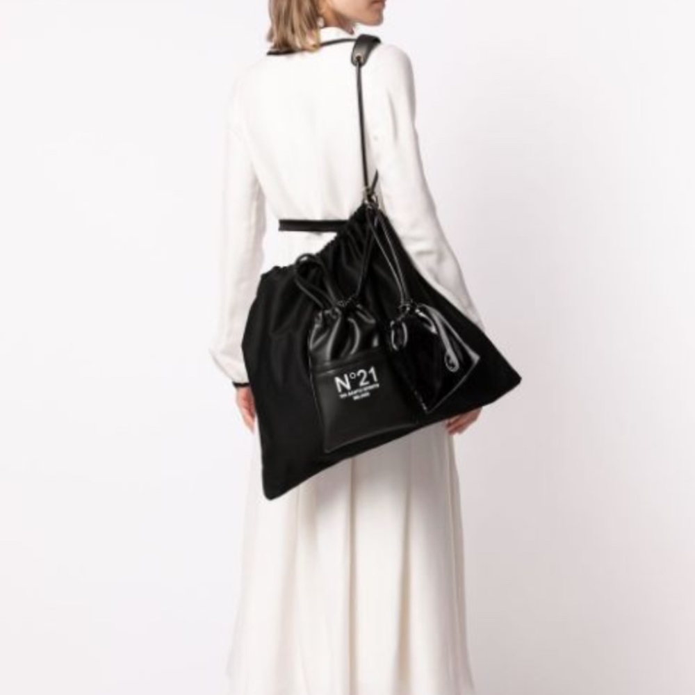 Nº21 logo-print Tris  Drawstring bag Black